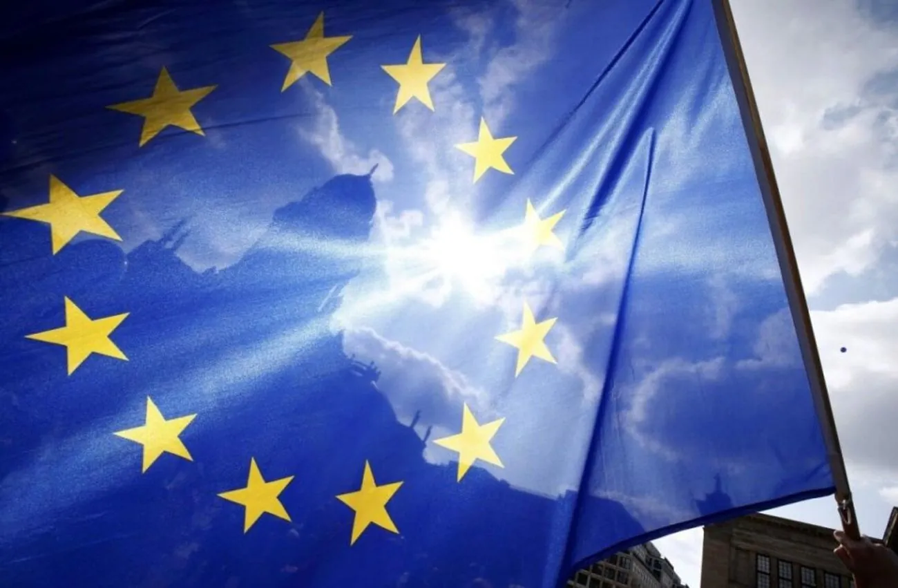 Гігантські зграї сарани заполонили південь України: екологи назвали причини та загрози