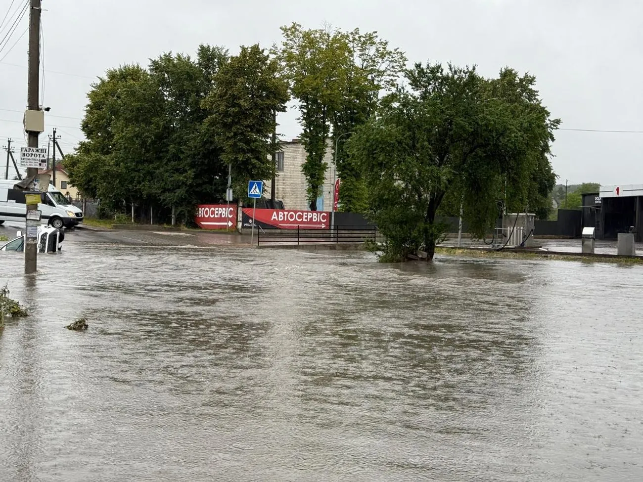 Львів потерпає від масштабних підтоплень через зливу: місцями вода сягає майже 3 метрів