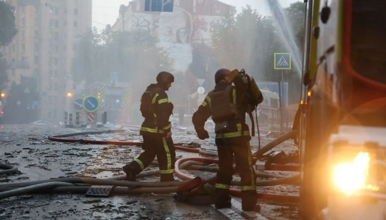 Удар рф по Києву: на місці атаки працюють 400 рятувальників, є жертви