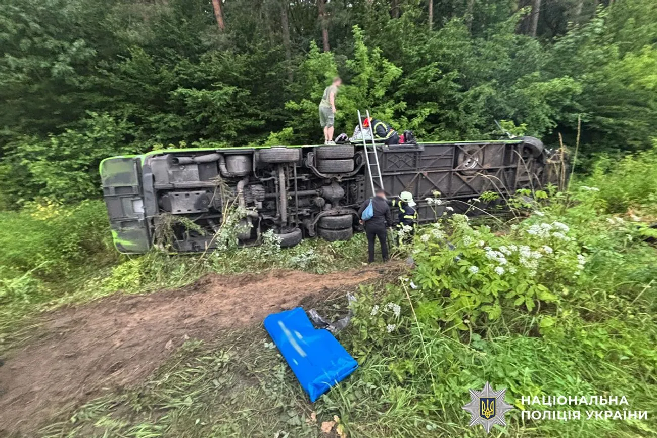 На Львівщині міжнародний автобус зіткнувся з автівкою і перекинувся: 32 людини травмовано