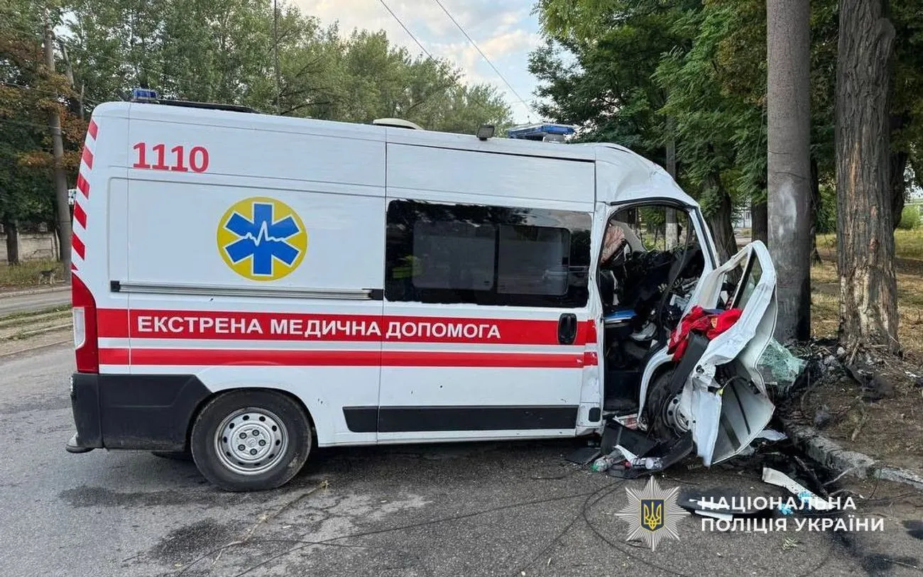 "Швидка" у Дніпрі врізалася у стовп: медик загинув, двоє травмованих