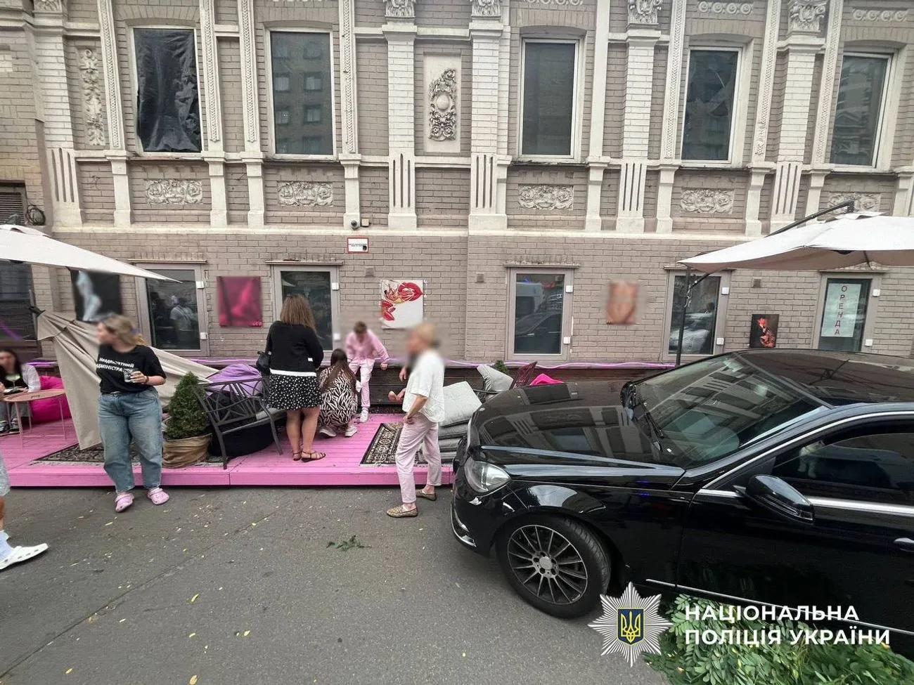 Водійка Mercedes влетіла в літню терасу кафе в Києві, є постраждала