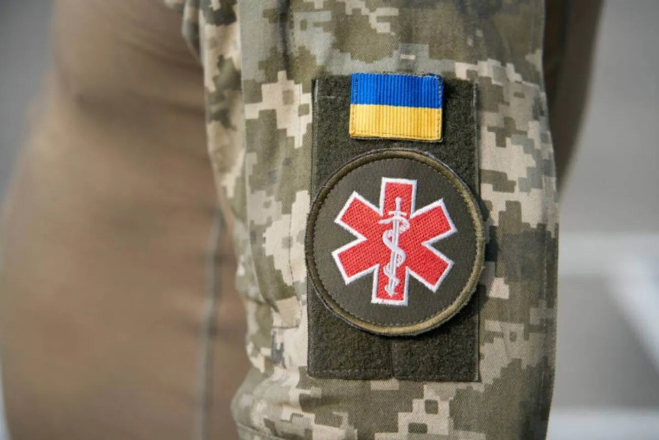 Ті, хто рятує життя під обстрілами й у тилу: Україна вшановує медиків