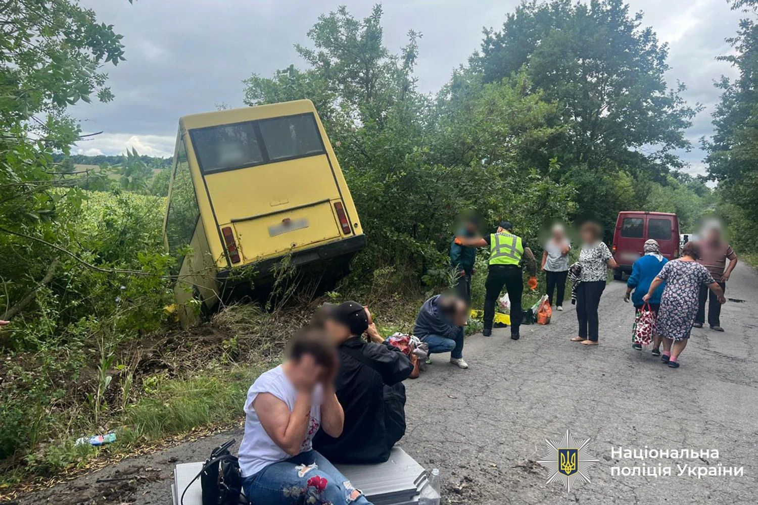 Автобус з пасажирами злетів у кювет на Вінниччині: постраждало п