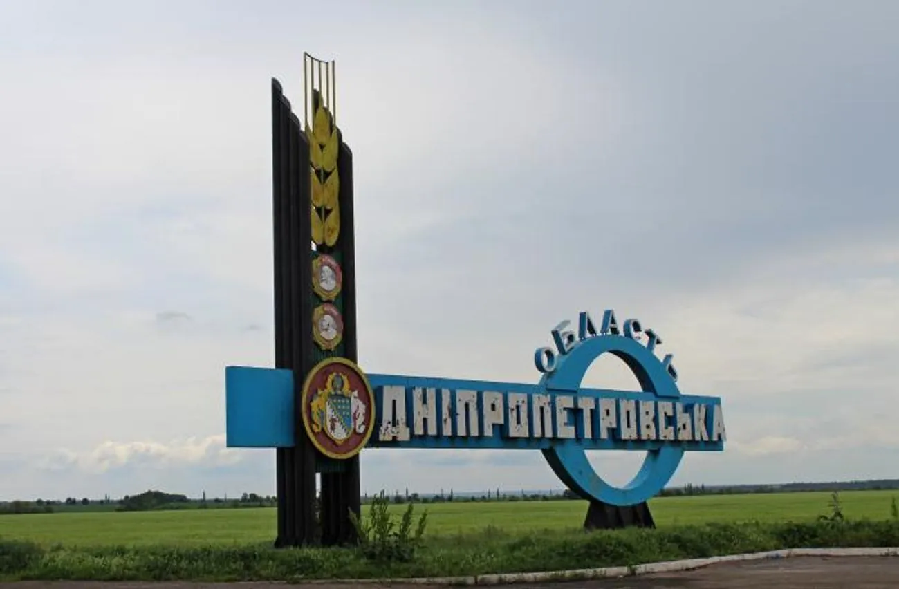 Ворожий дрон атакував мікроавтобус на Дніпропетровщині: є загиблий та 5 постраждалих