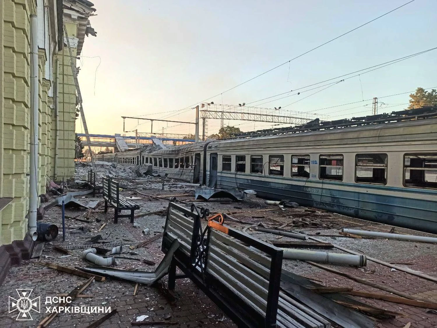 рф атакувала залізницю у Лозовій: пошкоджено вокзал, загинув механік, 10 постраждалих