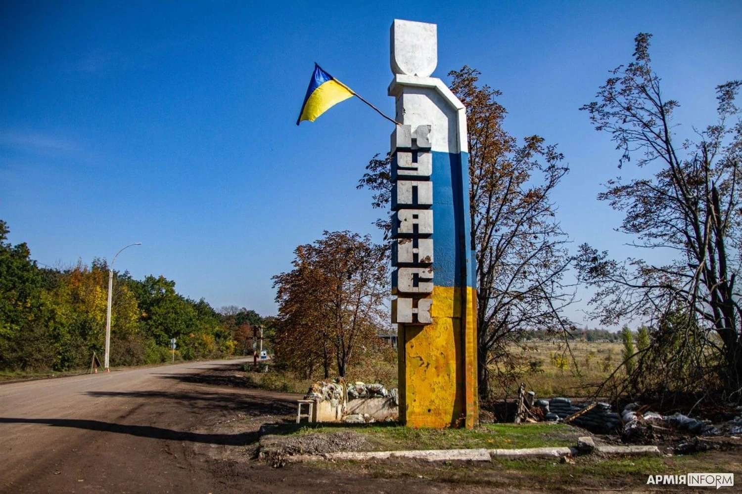 Ворог атакував цивільне авто на трасі поблизу Куп