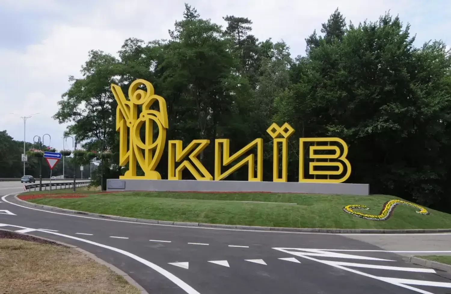 Ворожий дрон впав на дорогу у Києві - мер
