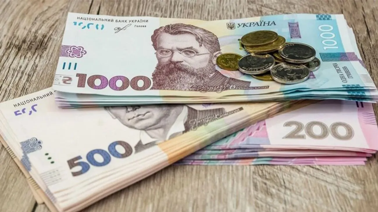 В Україні середня зарплата за місяць зменшилась майже на 2 тисячі гривень – ПФУ
