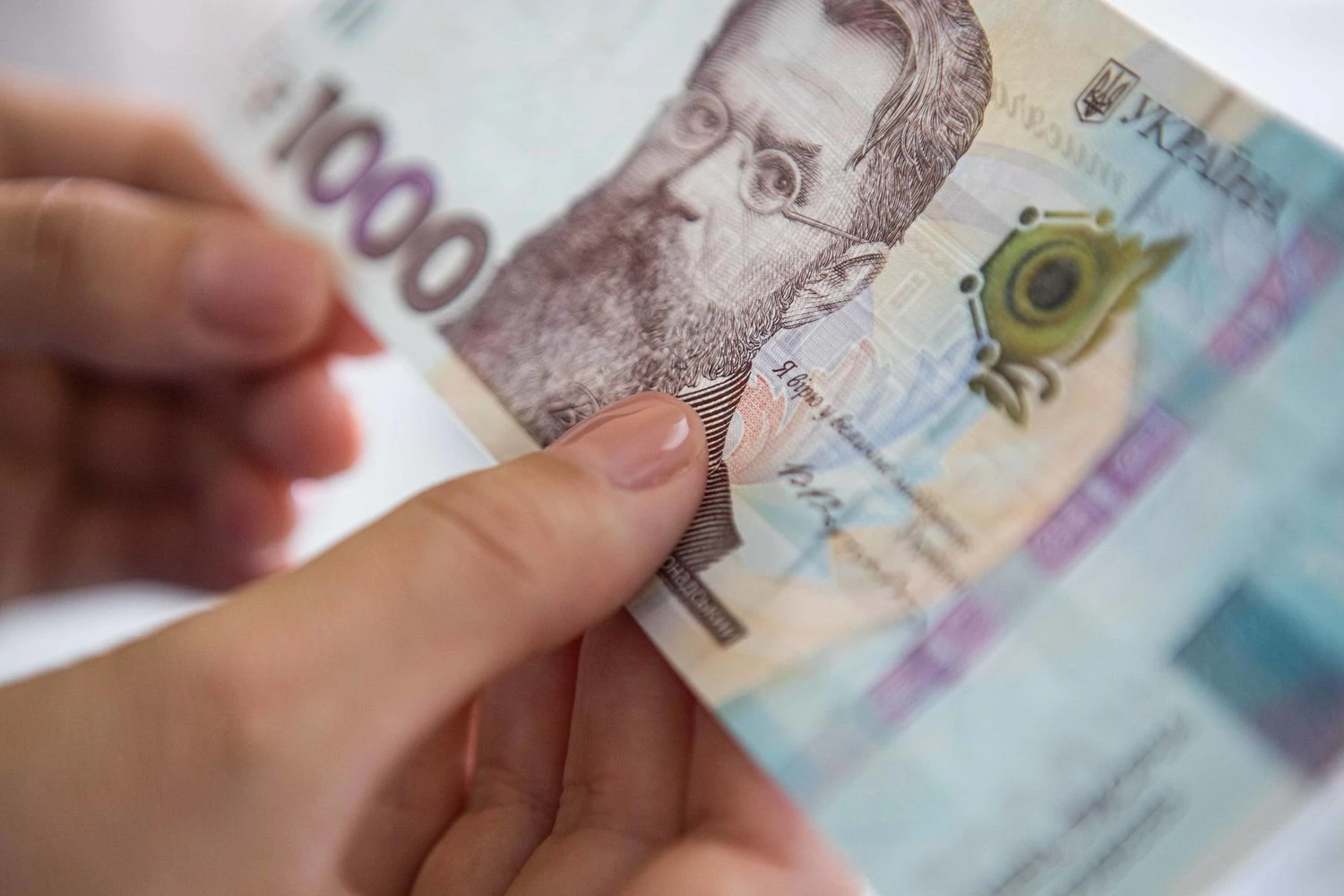 Курс валют на 17 вересня: Нацбанк продовжує зміцнювати гривню