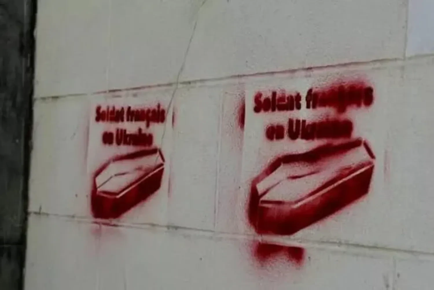 У Франції перед судом постануть молдавани, які малювали графіті із “трунами французьких солдатів в Україні” – ЗМІ