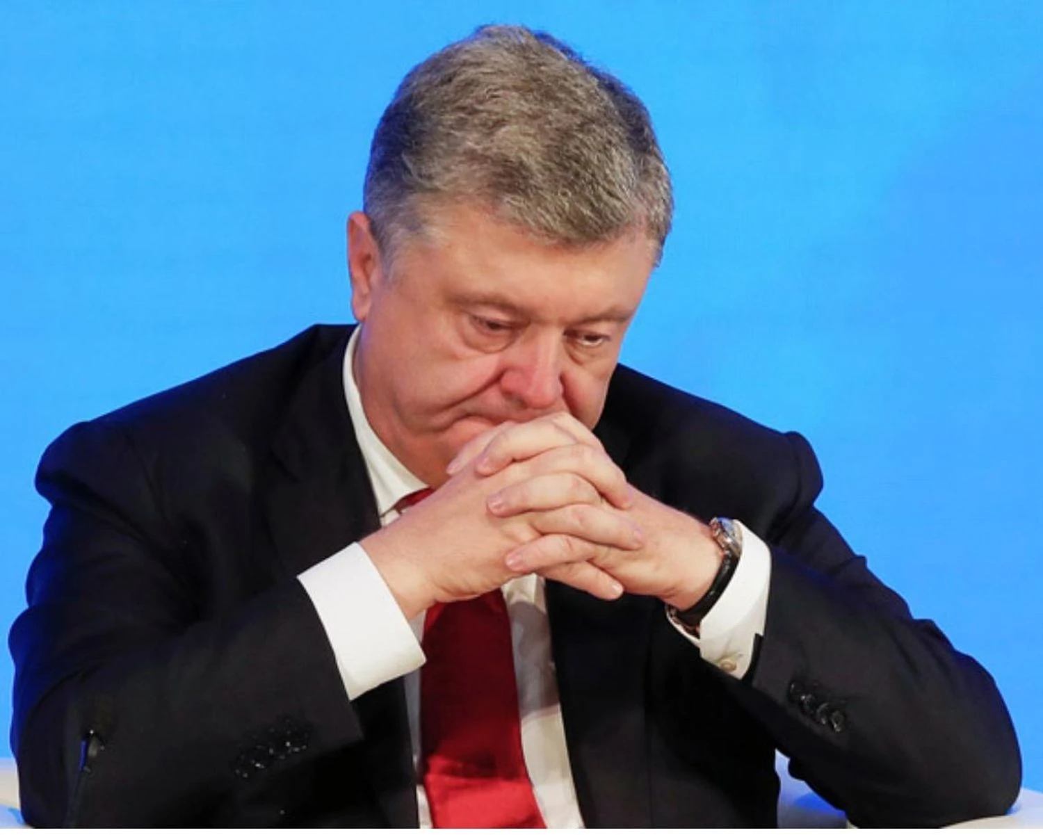 Порошенко постав перед судом за держзраду, а його кум продає віллу за $4 млн – час відповідати, – політолог