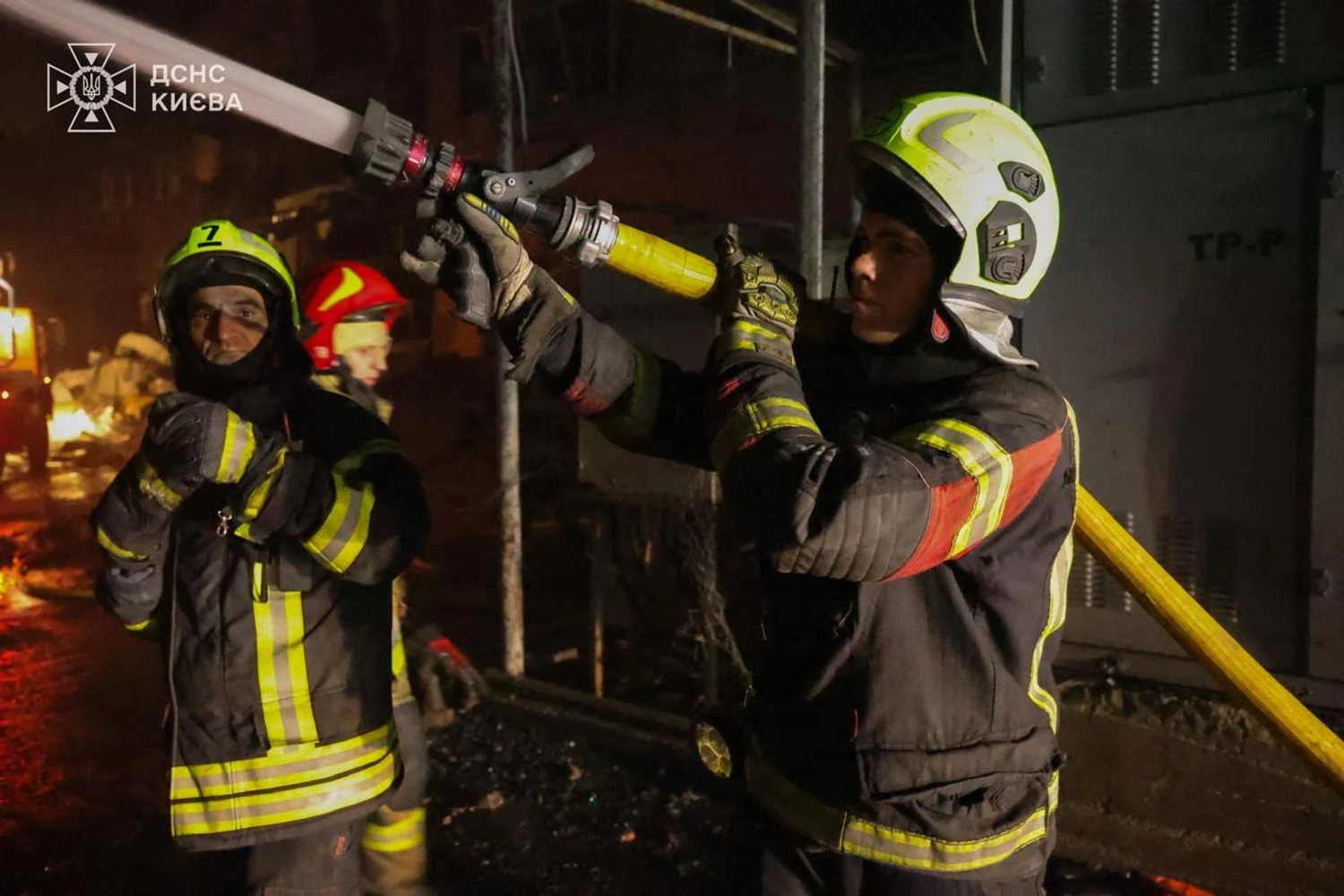 Пожежі в Деснянському та Дарницькому районах Києва повністю ліквідовано після російського удару - ДСНС