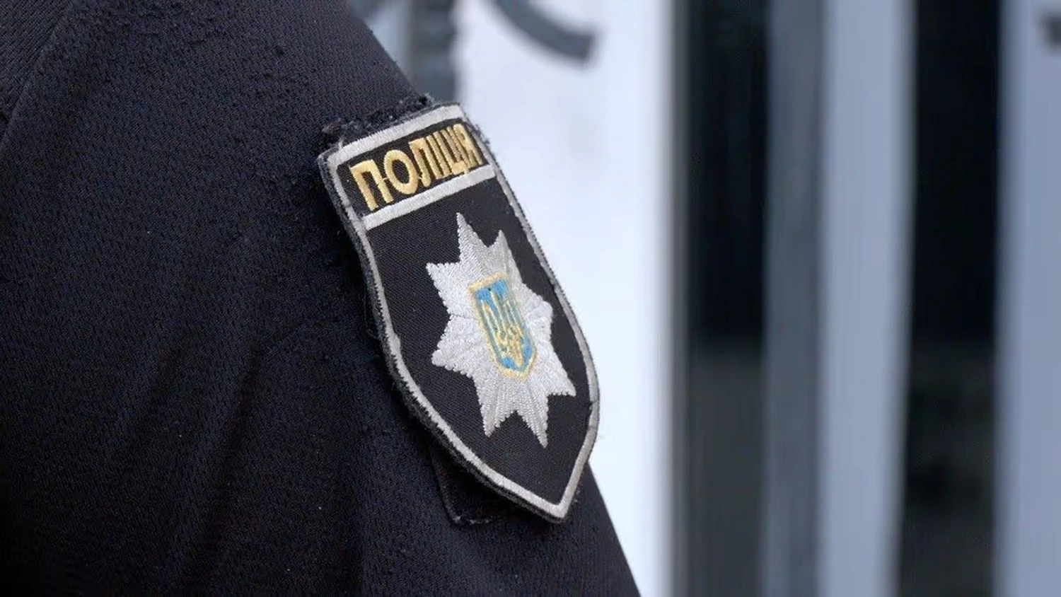 Чоловік знімав розважальний контент у кепці з емблемою Нацполіції: йому загрожує великий штраф