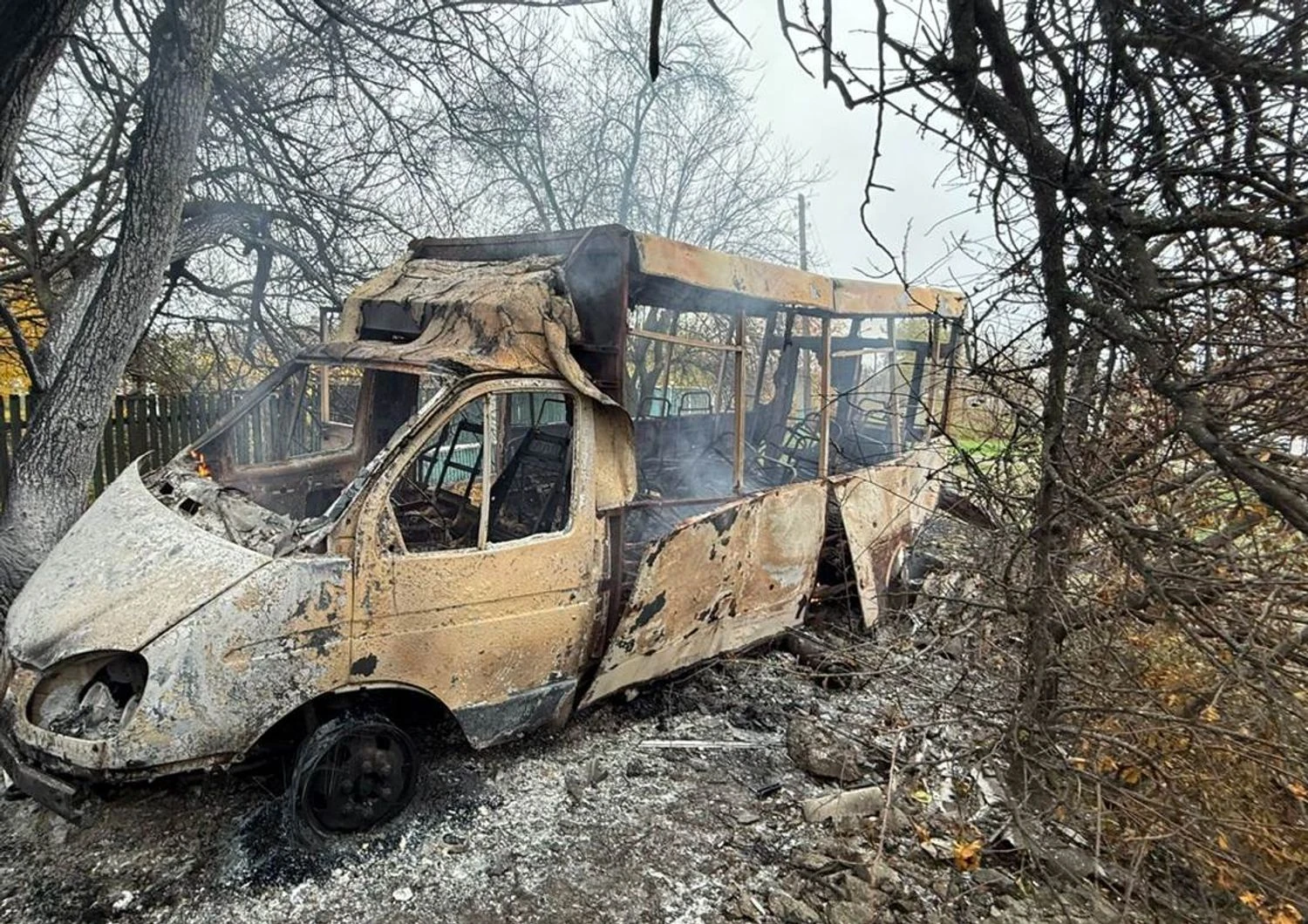 Ворожий дрон атакував маршрутку на Донеччині: троє цивільних отримали поранення