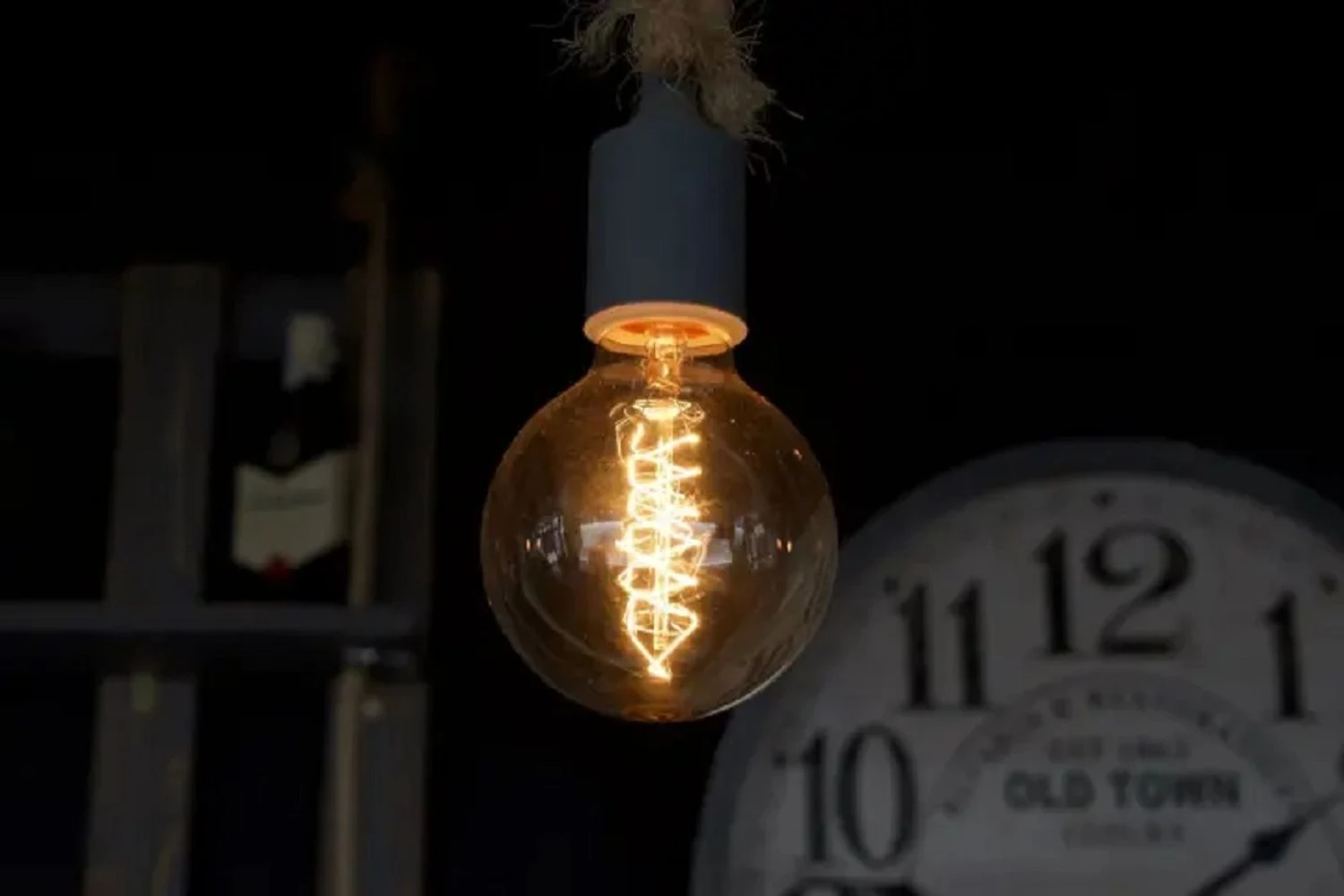 В Україні 25 листопада діятимуть графіки відключень: скільки черг буде без світла