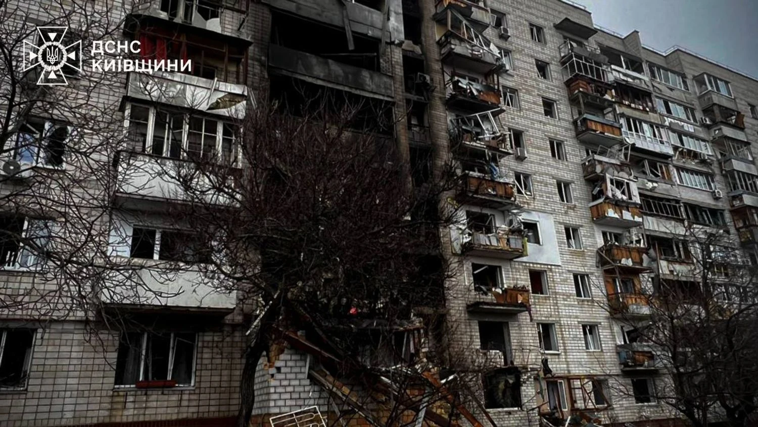 У Вишгороді повністю ліквідували пожежу в багатоповерхівці після атаки рф: рятувальники показали масштаби та наслідки – ДСНС