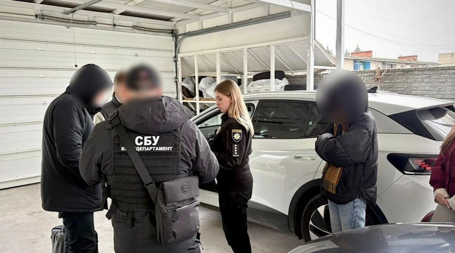 Організували схему ухилення від військової служби за 10 000 доларів: у Дніпрі затримали лікарку і її сина