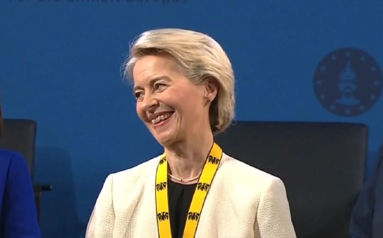 "Фінансова підтримка України є центральною для європейської безпеки": фон дер Ляєн зустрілася з главами урядів ФРН та БельгіїПрезидентка Єврокомісії Урсула фон дер Ляєн наголосила на важливості фінансової підтримки України для європейської безпеки. Вона
також заявила, що ситуація Бельгії щодо заморожених російських активів має бути вирішена так, щоб усі європейські держави несли
однаковий ризик.Економіка • 6 грудня, 02:31 • 9426 перегляди