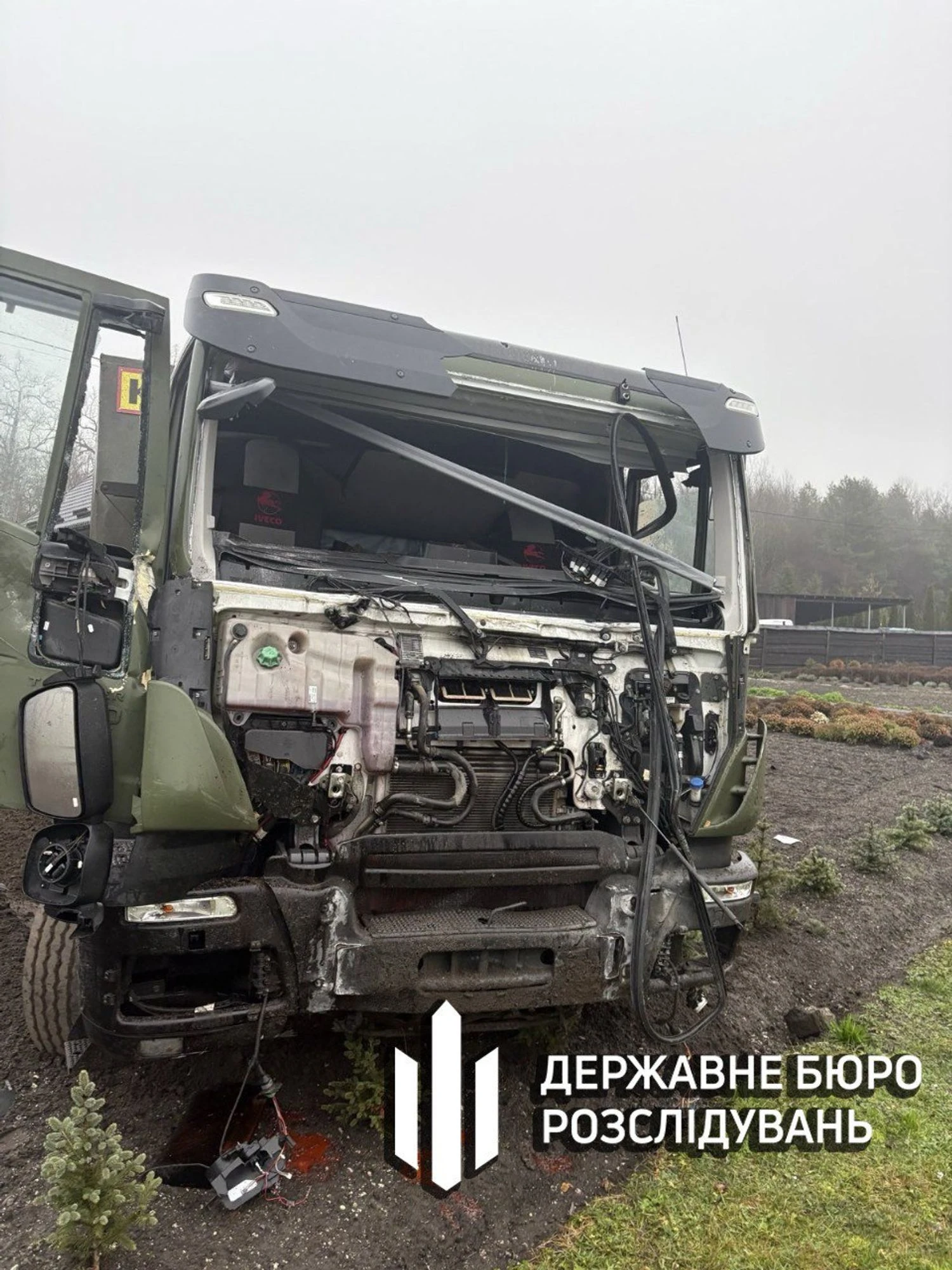 Військова вантажівка врізалася у паркан на Волині, водій загинув