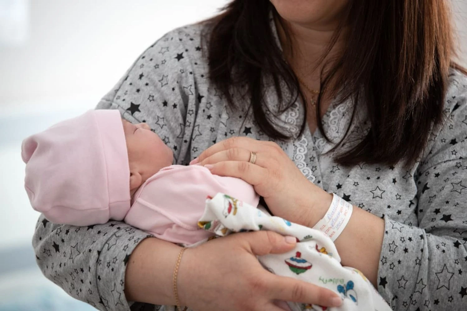 У породіллі з Рівного соцслужби забрали немовля на тлі жахливих умов проживання: щодо жінки відкрили провадження