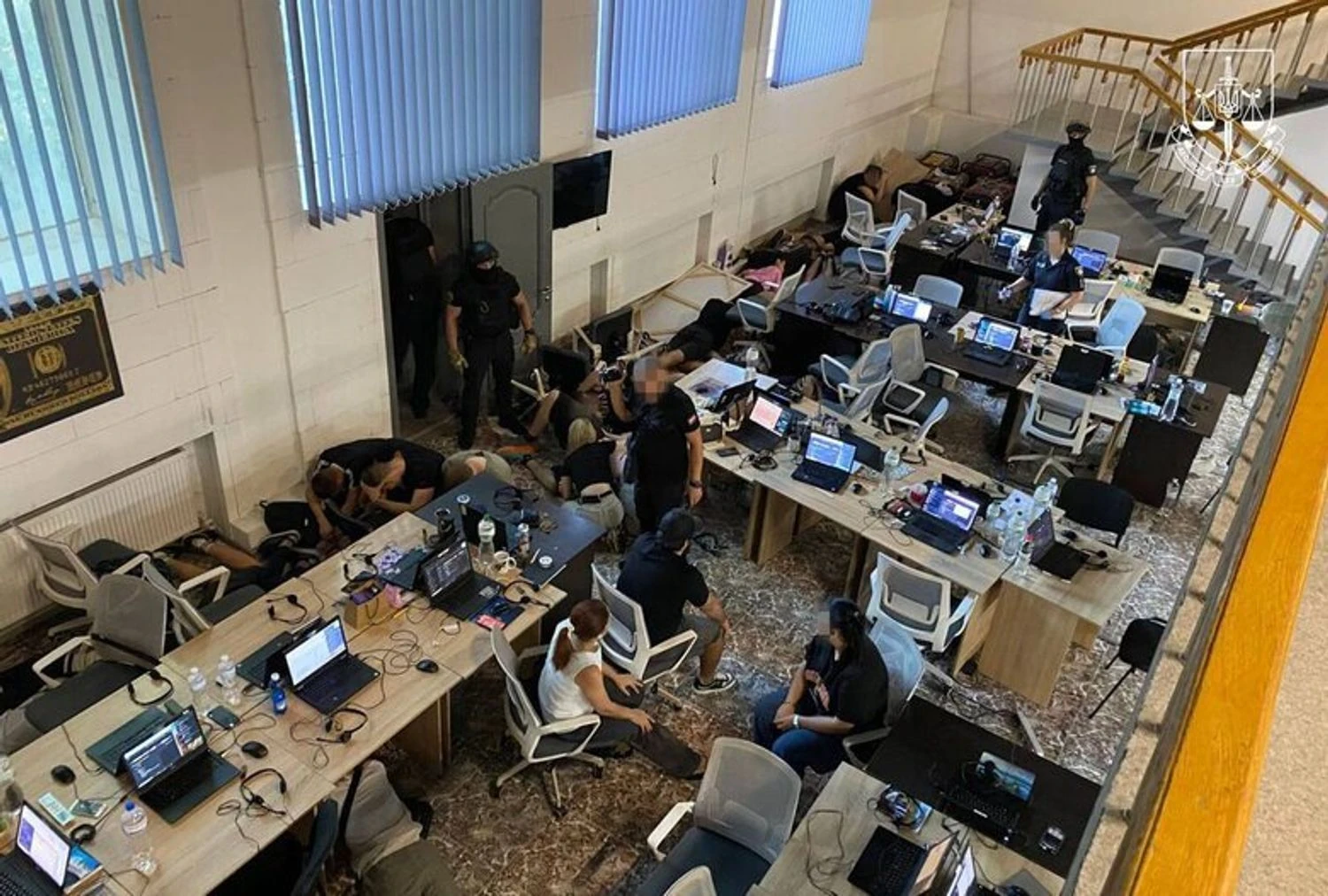 Працювали під виглядом міжнародних фінансових компаній: ліквідовано 27 шахрайських кол-центрів у Києві та Одесі