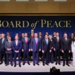 "Сімейне фото", червоні кепки та "неймовірні друзі": у США розпочалось інавгураційне засідання Ради миру Трампа