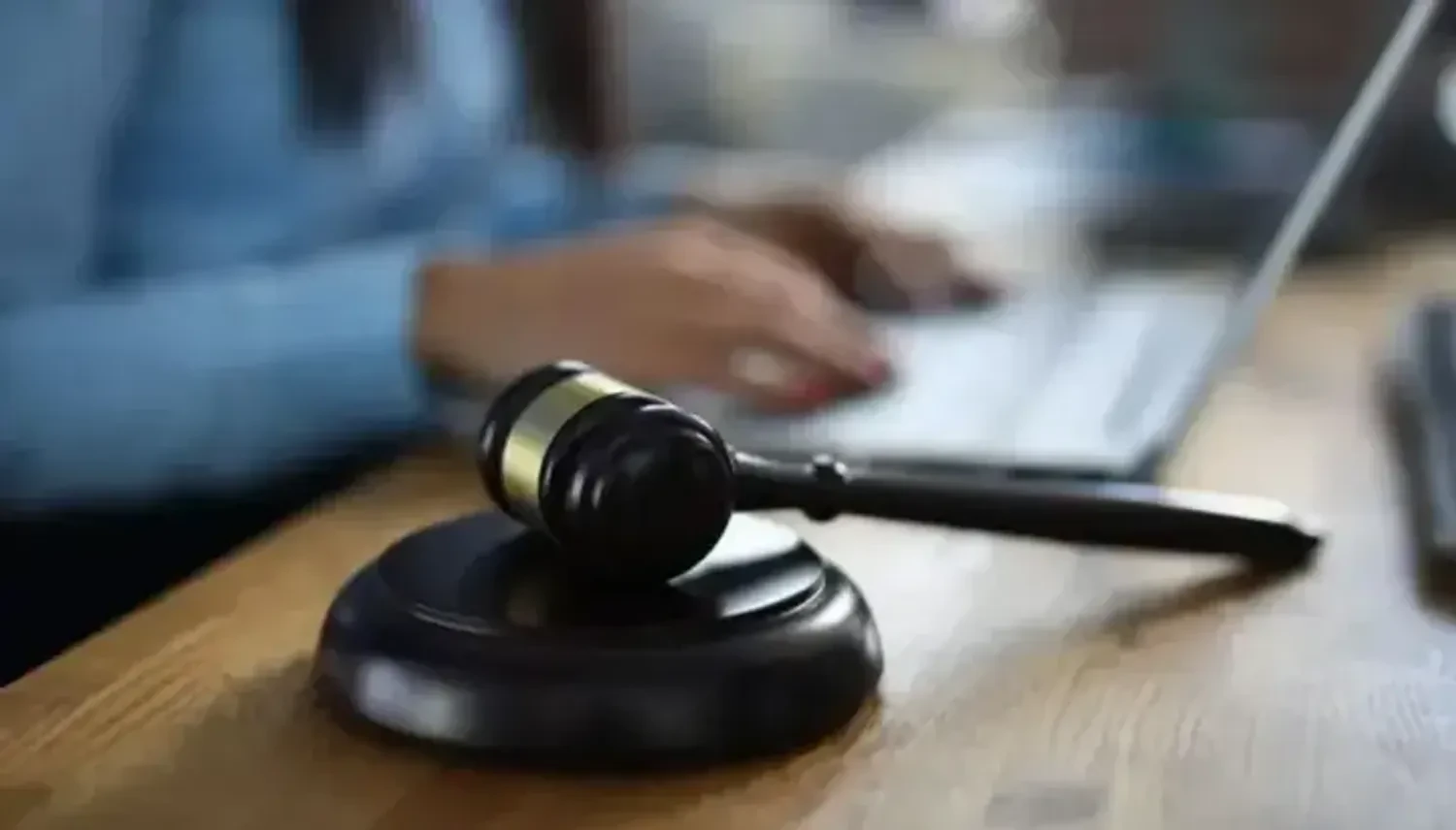 Завдали збитків на 10 тис. доларів - посадовців Автомобільних доріг України викрили на хабарі