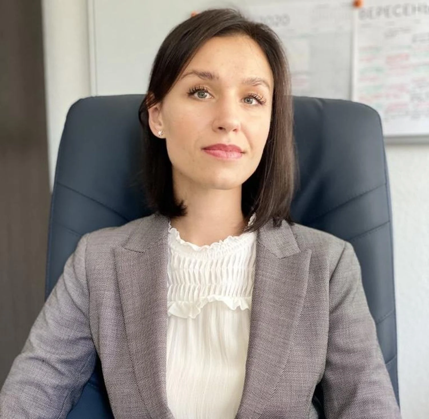 Суддя Вищого антикорупційного суду Сікора врятувала чоловіка від армії за допомогою фіктивного розлучення – "Чесна мобілізація" Катерина Сікора розірвала шлюб та передала право опіки чоловіку для отримання ним статусу батька-одинака. Це дозволило йому
уникнути мобілізації.Суспільство • 26 березня, 16:28 • 5136 перегляди