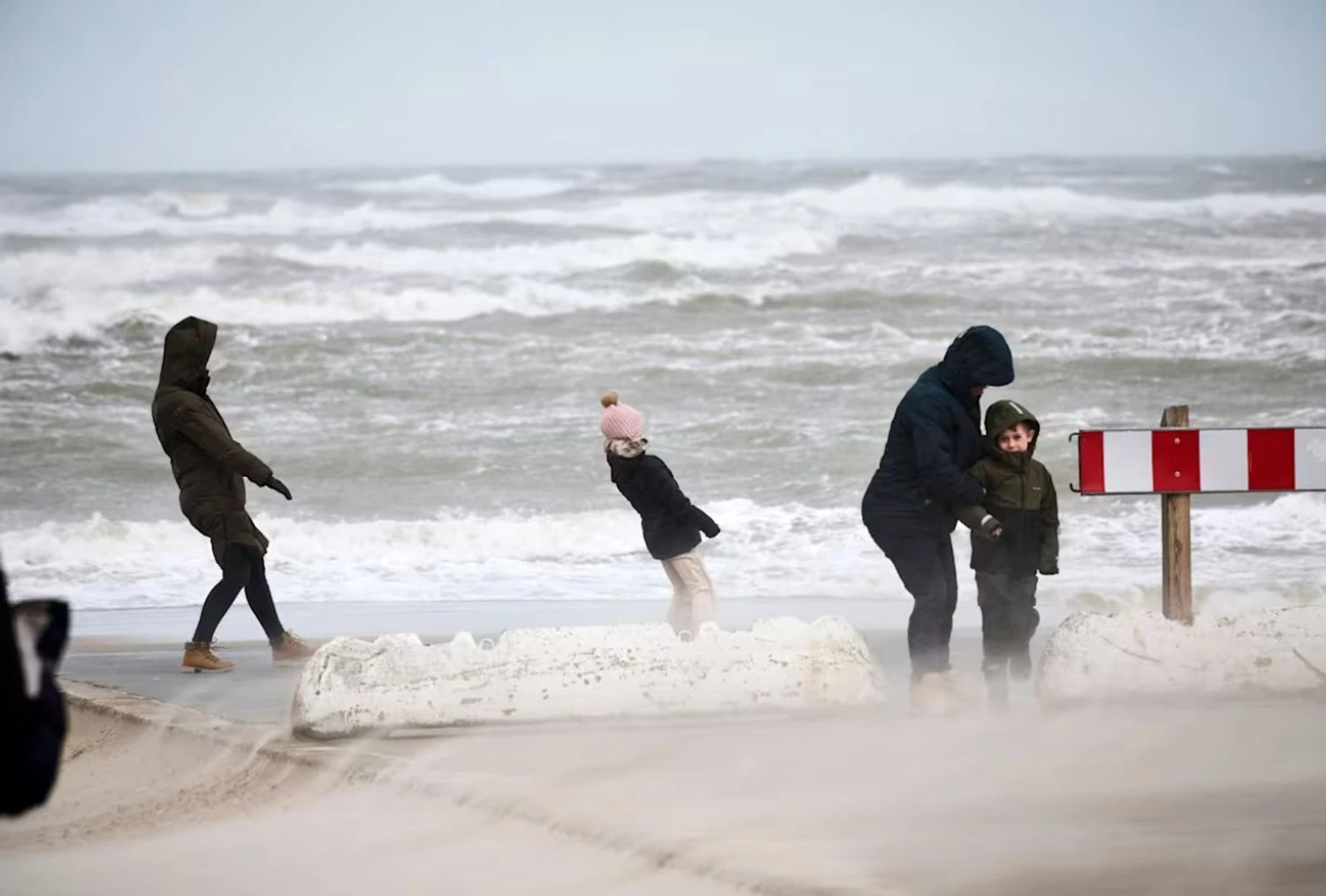 Шторм Дейв обрушився на захід Швеції та залишив тисячі людей без світла