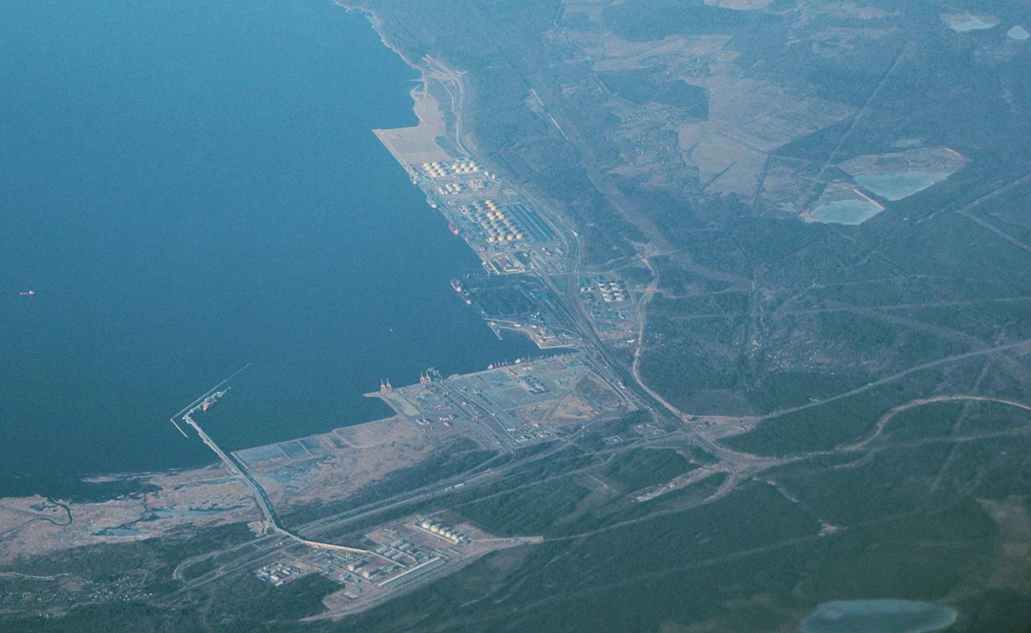 російський порт усть-луга відновив перевалку нафти після атак дронів
