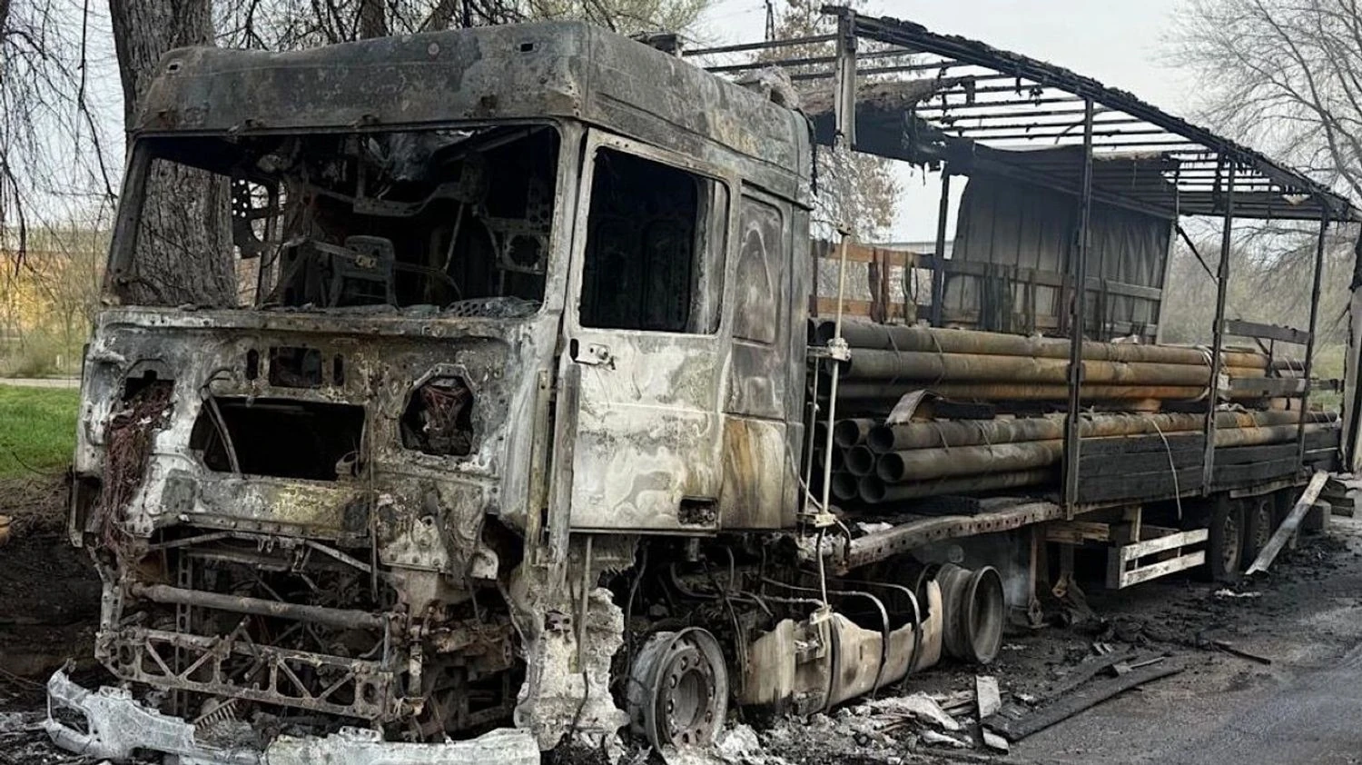Загибель чоловіка у Нікополі 11 квітня – поліція показала фото наслідків ударів рф по ДніепропетровщиніОкупанти атакували Нікопольщину та Синельниківський район дронами й артилерією. Загинув 67-річний водій, пошкоджено понад 130
цивільних об'єктів.Суспільство • 11 квітня, 11:43 • 3118 перегляди