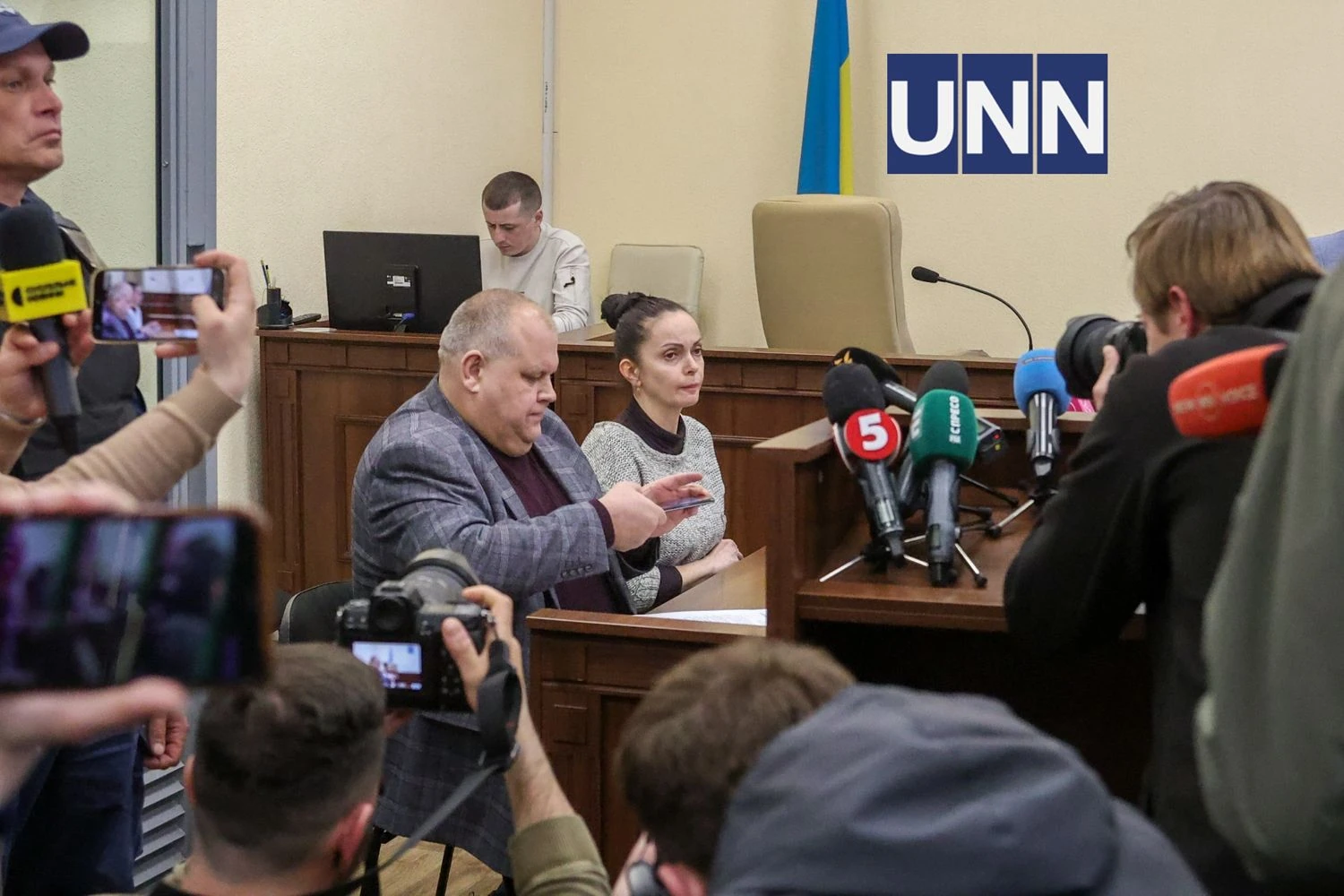 "Не могла дістати табельну зброю і почати стріляти": патрульна Дудіна розповіла, чому не відкрила вогонь по стрілку в Києві Поліцейська заявила, що не бачила стрілка і не відкривала вогонь через ризик для цивільних. Вона намагалася викликати швидку
дитині з пораненням голови.Київ • 21 квітня, 14:56 • 15367 перегляди