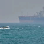 Підсанкційний супертанкер з іранською нафтою намагається прорватися Ормузькою протокою на тлі блокади