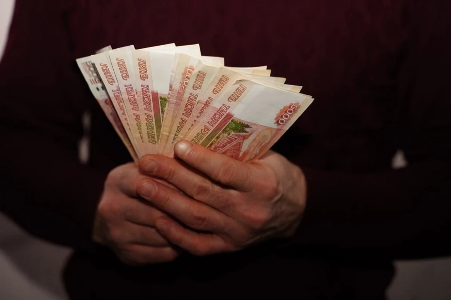 Дефіцит бюджету рф перевищив річний план за три місяці, кремль шукає гроші в бізнесу та у громадян - розвідка