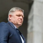 Фіцо у другу річницю замаху показав, як плаває в озері з собакою