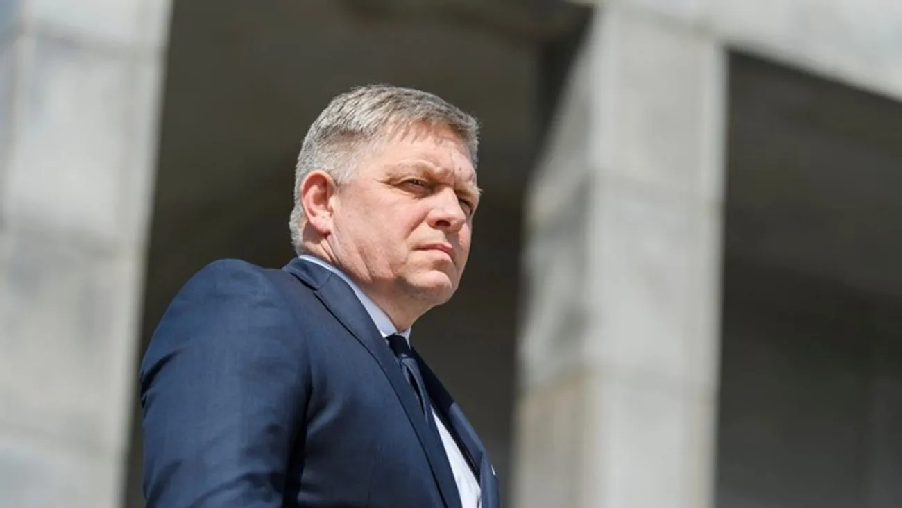 Фіцо у другу річницю замаху показав, як плаває в озері з собакою