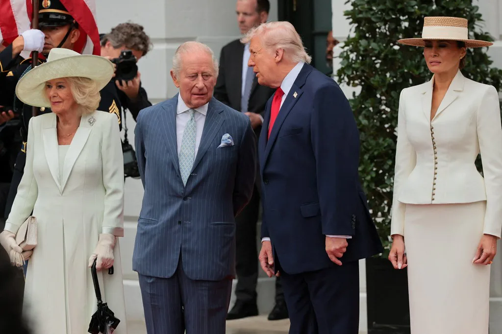Військові почесті, неймовірні капелюшки та салют – Трампи офіційно прийняли британських монархів у Білому домі