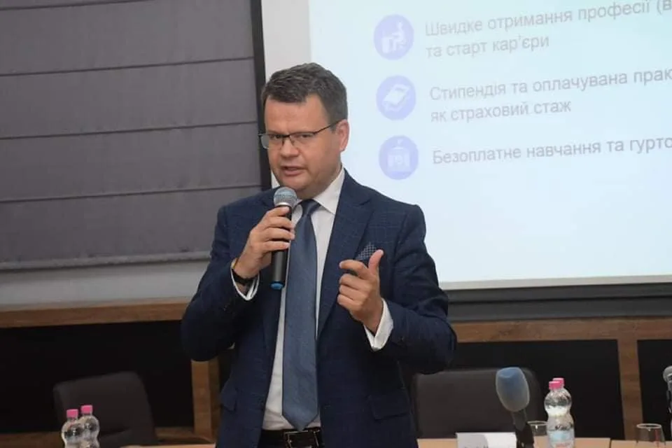 Ексклюзив"Україна може впоратися без трудових мігрантів" - Ігор Гарбарук про дефіцит кадрів, демографію і майбутнє економікиЕксперт назвав заяви про дефіцит кадрів маніпуляцією через падіння попиту. Він радить автоматизацію та повернення громадян замість
імпорту мігрантів.Суспільство • 5 травня, 15:18 • 15873 перегляди