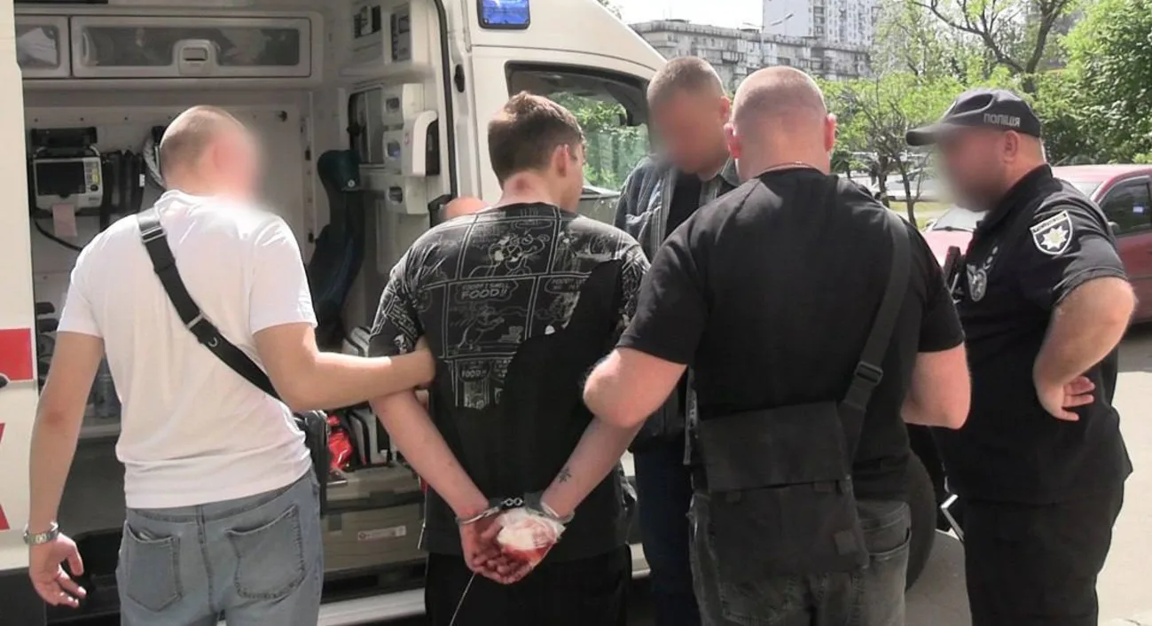У Києві чоловік випав з вікна після удару ножем, вбивцю – громадянина рф – затрималиНа Оболоні 22-річний росіянин поранив знайомого ножем під час сварки. Тікаючи через вікно, потерпілий зірвався та загинув від
отриманих травм.Суспільство • 9 травня, 13:06 • 13323 перегляди