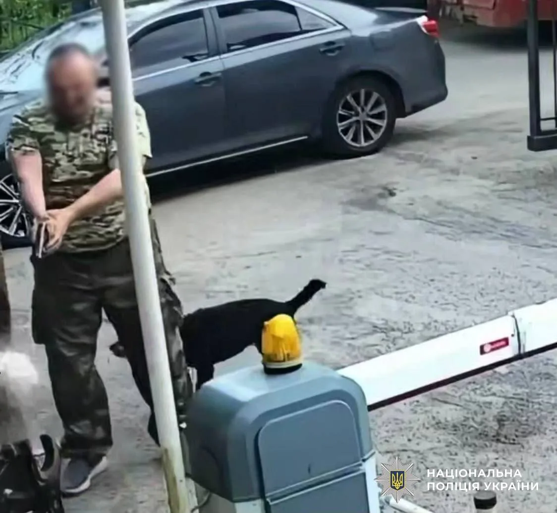 У Києві чоловік зі зброєю напав на літнього охоронця через собаку