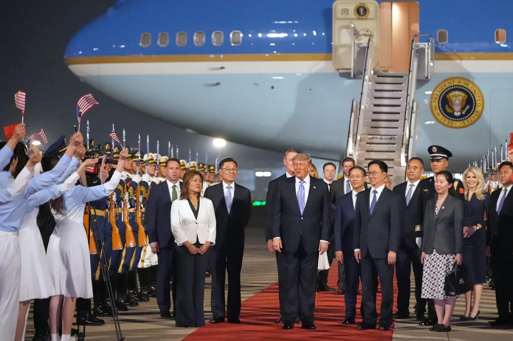 Трамп прилетів до Сі - що вирішують США і Китай та де в цій грі Україна