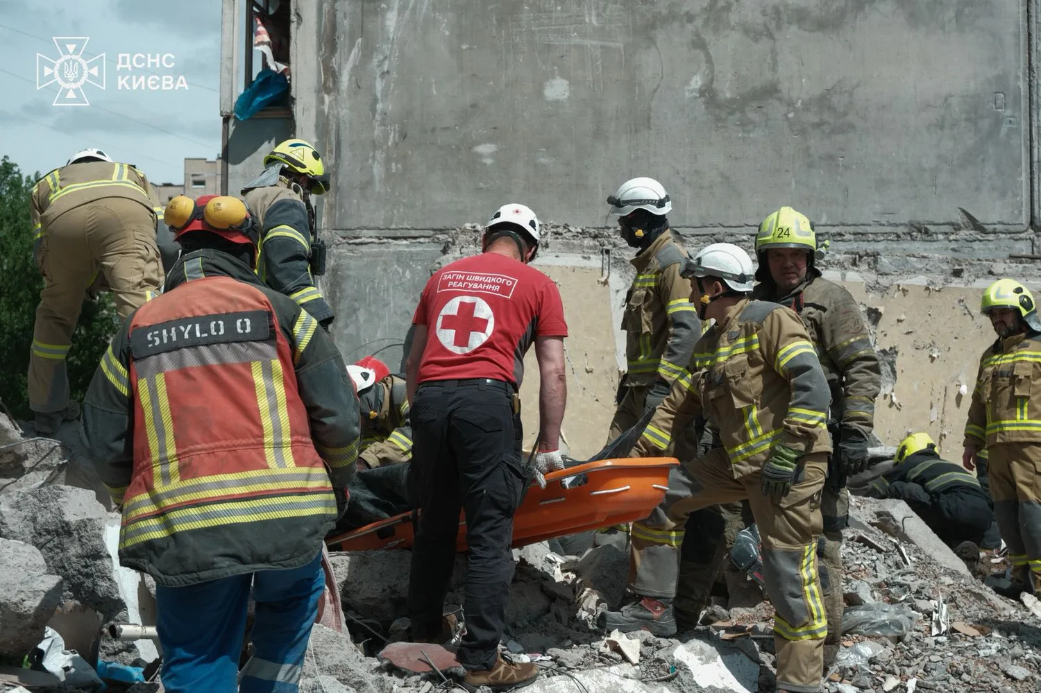 У Києві з-під завалів дістали ще два тіла, кількість загиблих зросла до 11