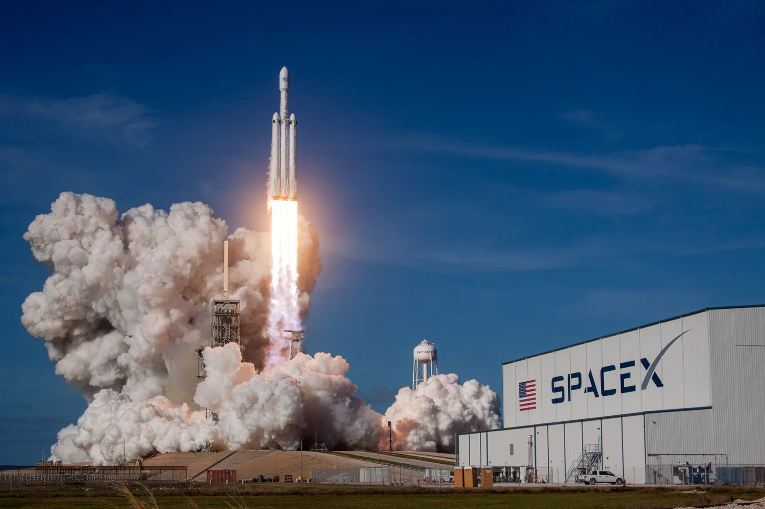 SpaceX знижує ціну акції перед історичним IPO - Bloomberg
