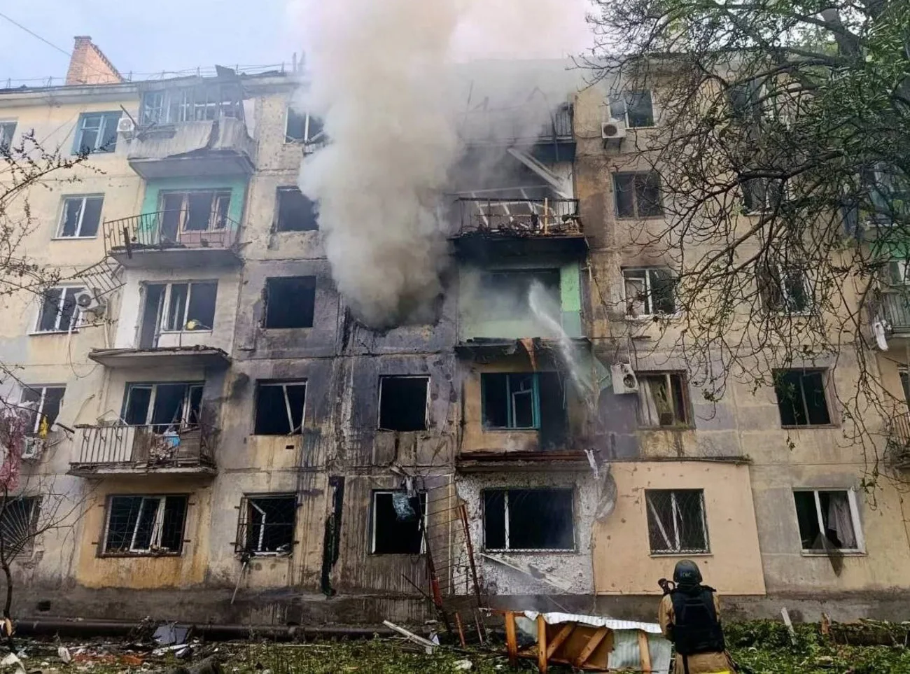 росіяни атакували Павлоград – пошкоджено багатоповерхівку, четверо людей поранені