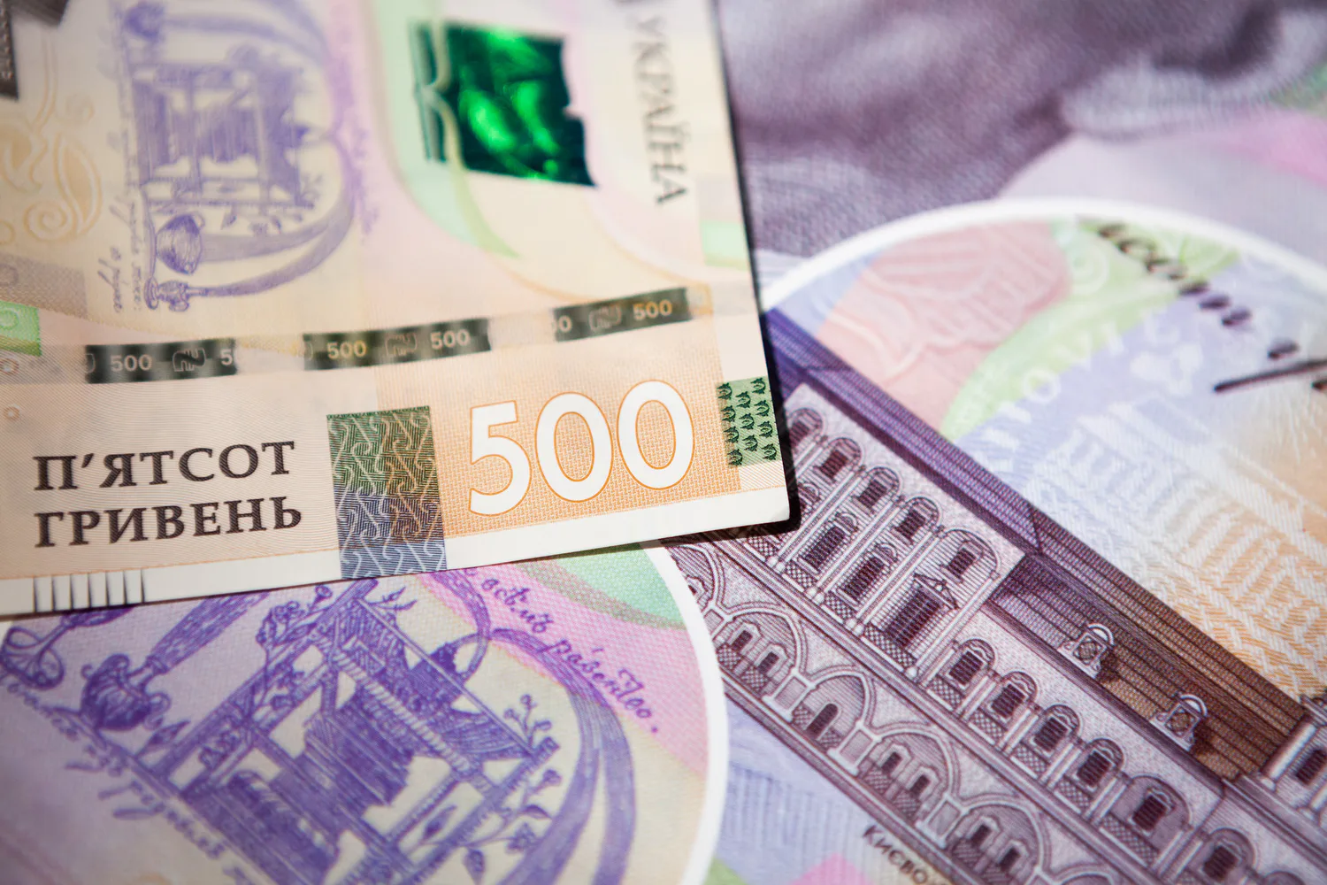 Долар по 51 гривні та ріст зарплат: уряд представив бюджетний план на три роки