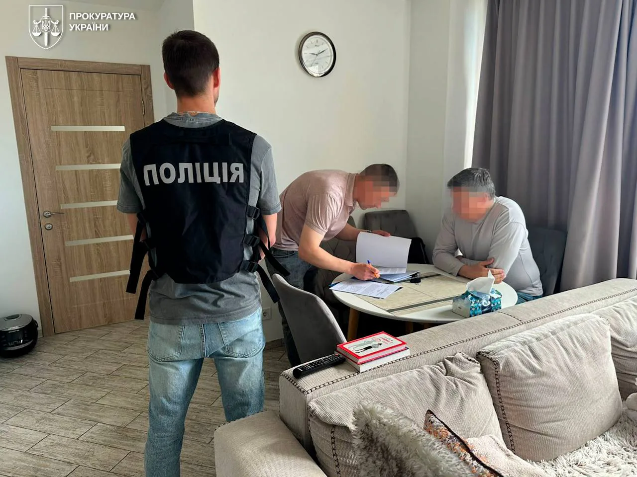 Ексочільник Мінкульту отримав підозру через схему виїзду за кордон на