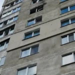 російський БПЛА влучив у багатоквартирний будинок у Харкові, жінка зазнала стресу