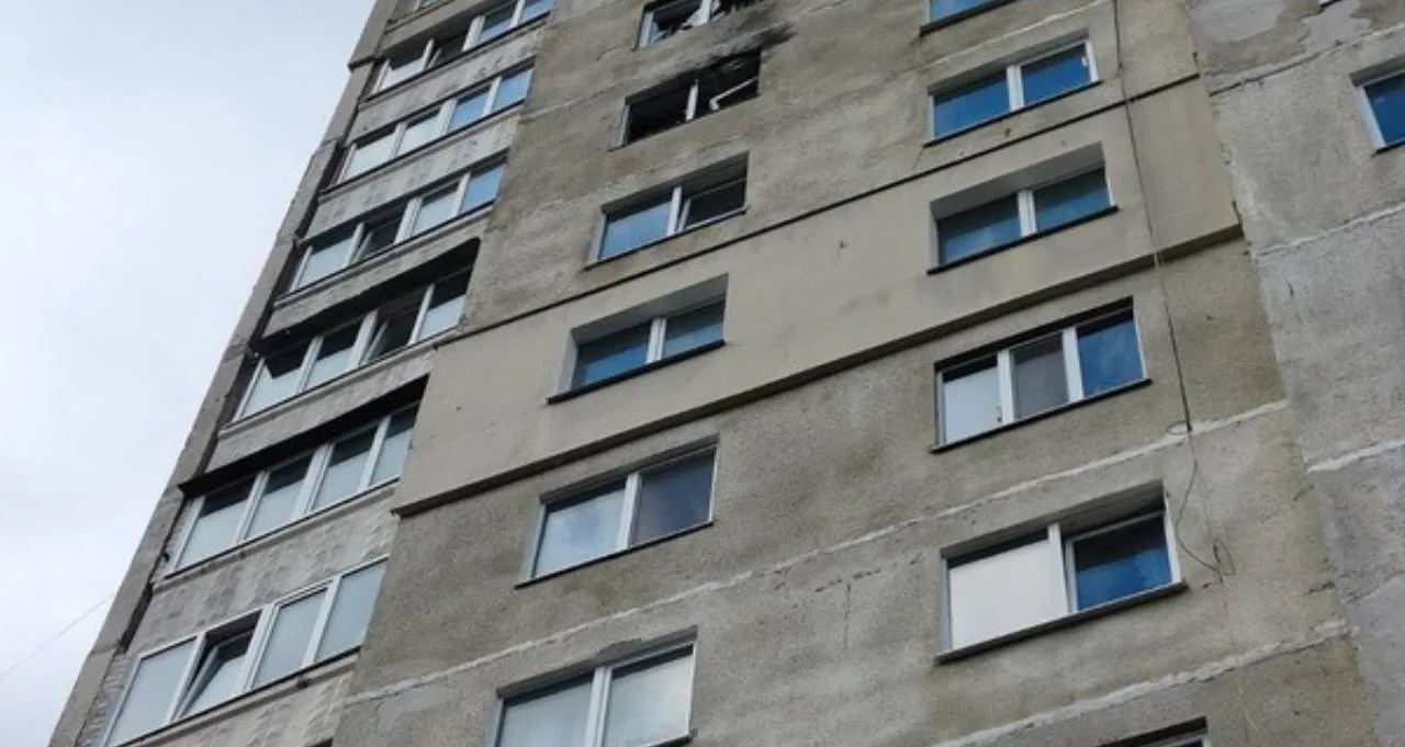 російський БПЛА влучив у багатоквартирний будинок у Харкові, жінка зазнала стресу