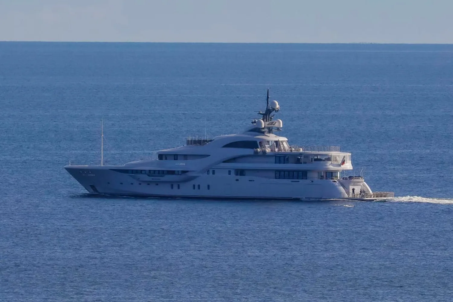 Суперяхта путіна залишає Балтійське море під охороною військових кораблів через загрозу українських дронів – ЗМІ